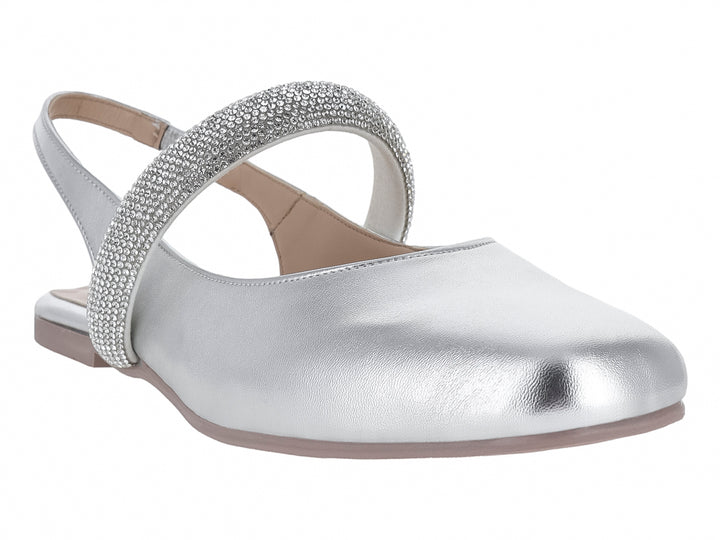 Zapato plano color plata metálico con correa decorada con brillantes y tacón bajo para niña.