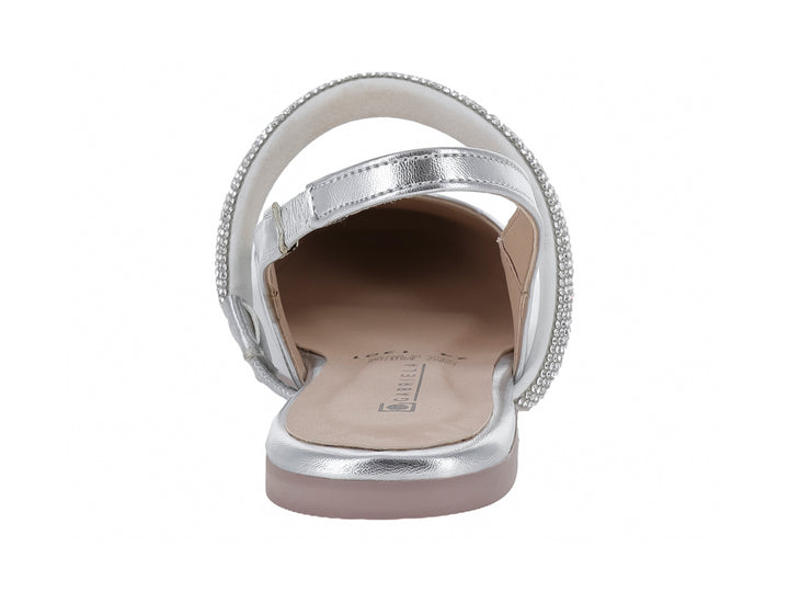 Zapato plano color plata metálico con correa decorada con brillantes y tacón bajo para niña.
