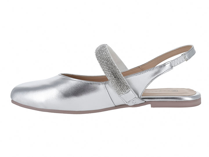 Zapato plano color plata metálico con correa decorada con brillantes y tacón bajo para niña.