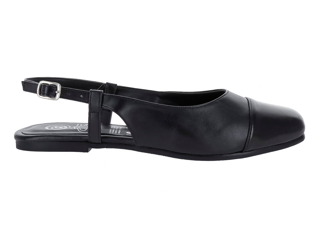 Zapato plano color negro con correa ajustable y hebilla metálica.