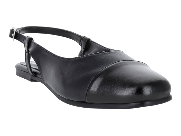 Zapato plano color negro con correa ajustable y hebilla metálica.