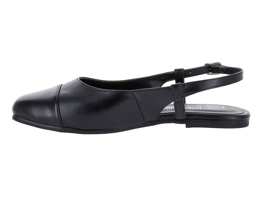 Zapato plano color negro con correa ajustable y hebilla metálica.
