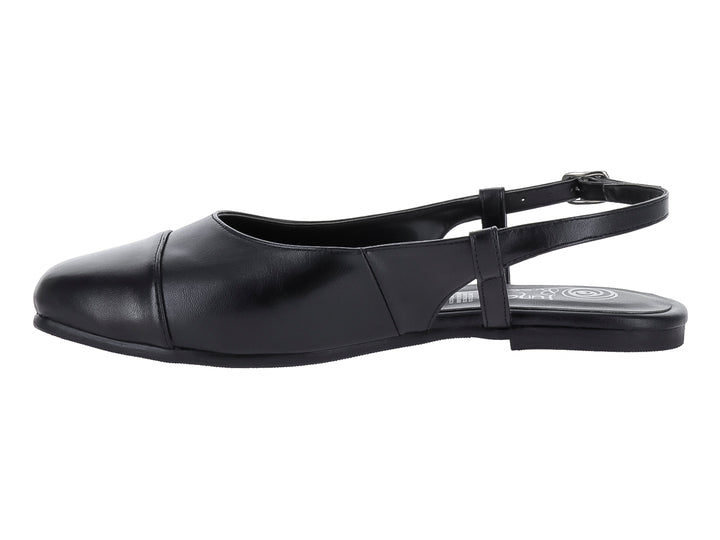 Zapato plano color negro con correa ajustable y hebilla metálica.