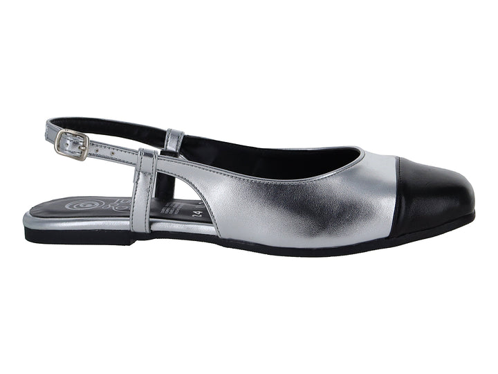 Zapato plano color plata con punta negra y correa ajustable con hebilla.