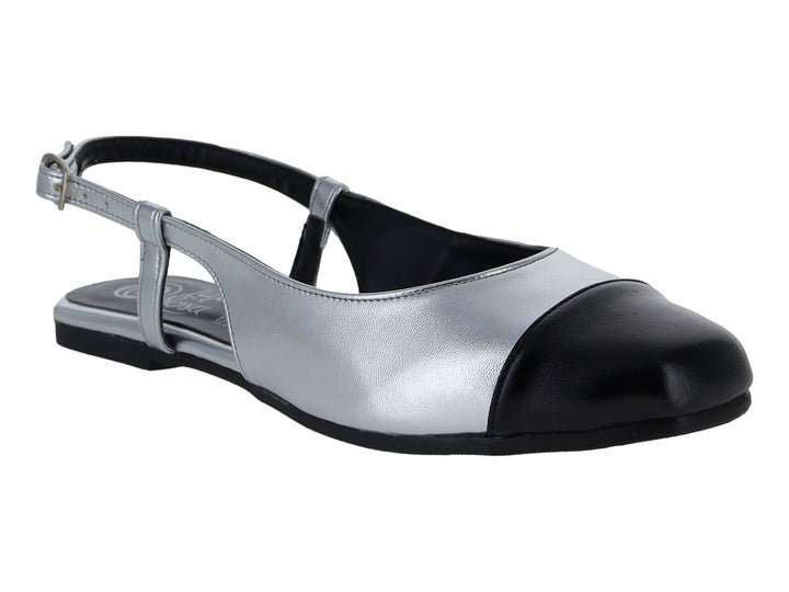 Zapato plano color plata con punta negra y correa ajustable con hebilla.