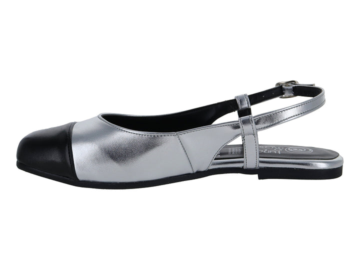 Zapato plano color plata con punta negra y correa ajustable con hebilla.