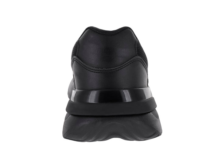 Tenis deportivo infantil color negro con detalles en malla y cordones.