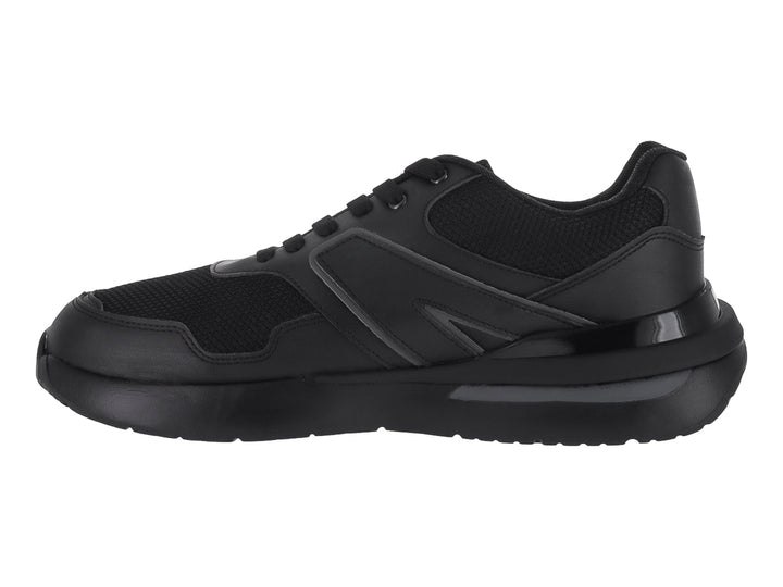 Tenis deportivo infantil color negro con detalles en malla y cordones.