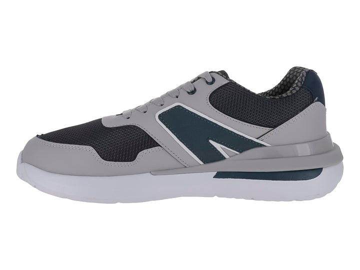 Tenis deportivos infantiles en colores gris y azul marino con suela blanca y cordones.