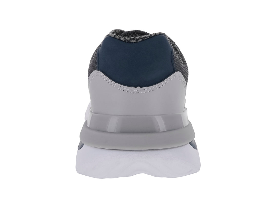 Tenis de baloncesto Makena en color gris y azul marino con suela blanca.