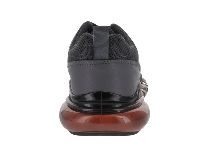 Zapato deportivo para niño marca Makkena en color gris oscuro con detalles y suela en tono naranja.