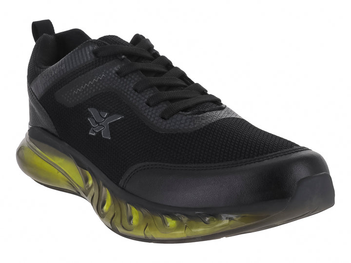 Tenis de baloncesto marca Makena en color negro con suela amortiguadora transparente en tono amarillo neón.