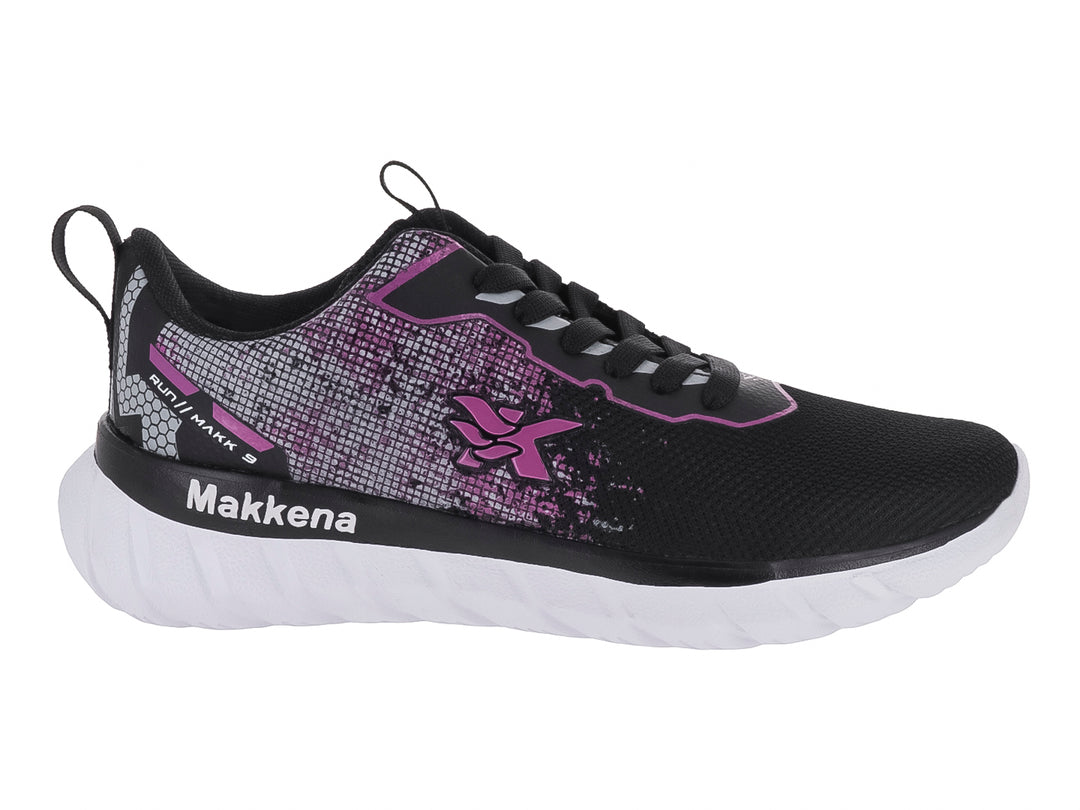 Tenis deportivos negros con detalles en fucsia y suela blanca.