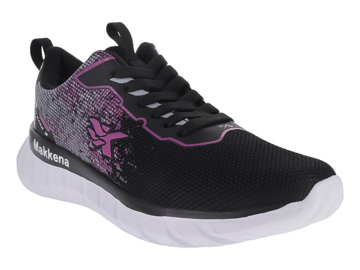Tenis deportivos negros con detalles en fucsia y suela blanca.