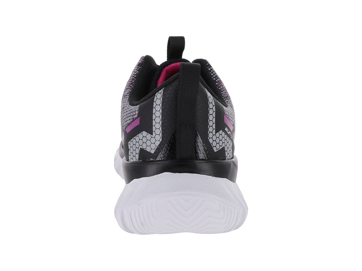 Tenis deportivos negros con detalles en fucsia y suela blanca.