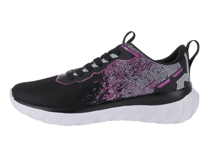 Tenis deportivos negros con detalles en fucsia y suela blanca.