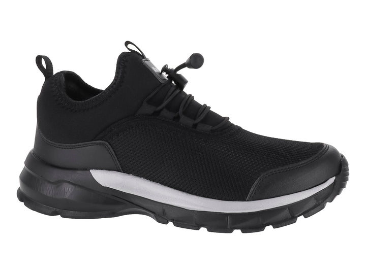 Zapato deportivo negro con suela blanca y cordones elásticos.