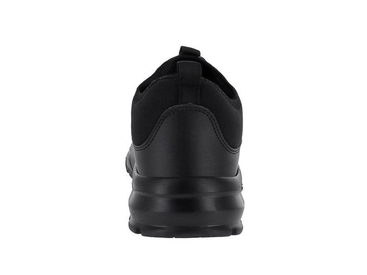 Zapato deportivo negro con suela blanca y cordones elásticos.