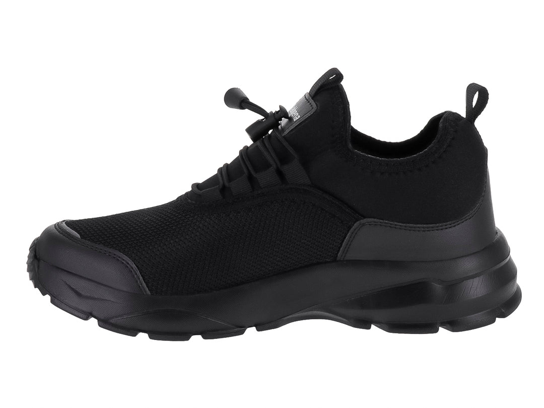 Zapato deportivo negro con suela blanca y cordones elásticos.