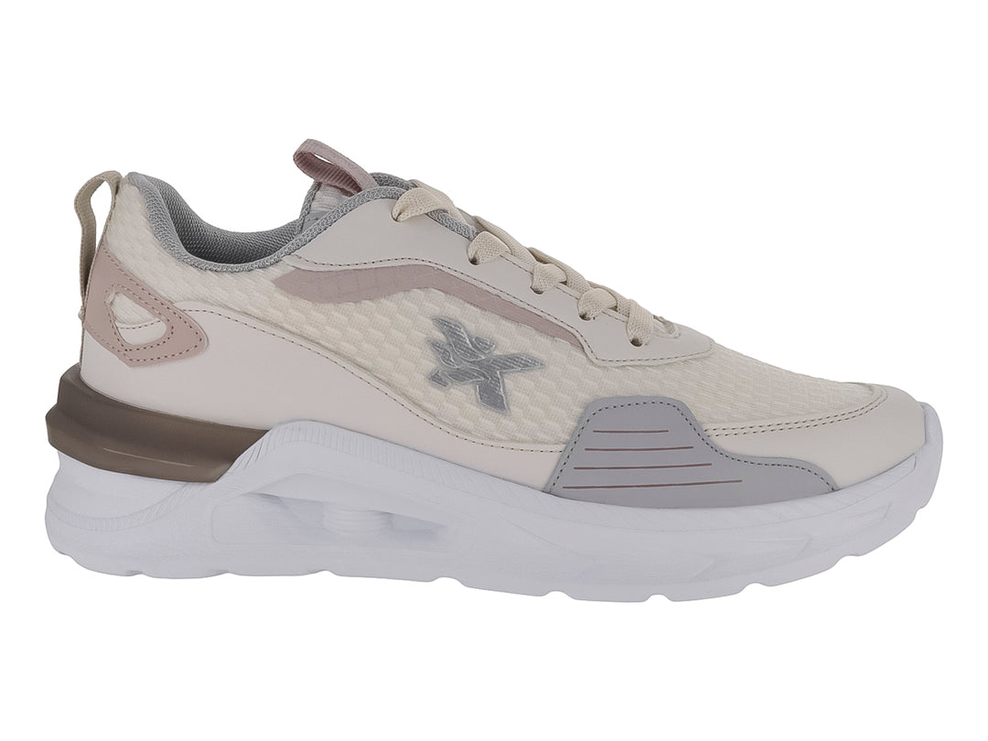 Tenis deportivos MAKENA color latte con suela blanca y detalles en gris.