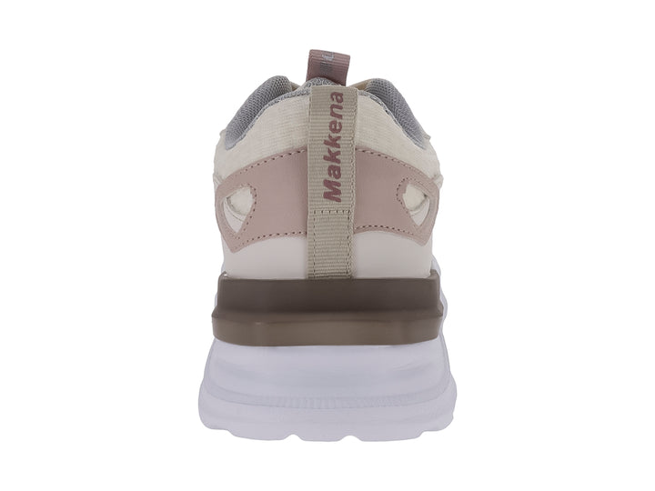 Tenis deportivos MAKENA color latte con suela blanca y detalles en gris.