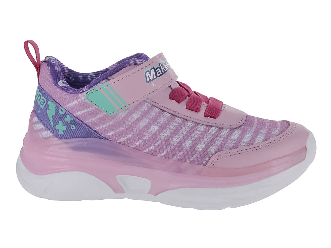 Zapato deportivo para niña marca Makena en color rosa uva con detalles blancos y verdes, suela blanca y cierre de velcro.