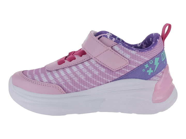 Zapato deportivo para niña marca Makena en color rosa uva con detalles blancos y verdes, suela blanca y cierre de velcro.