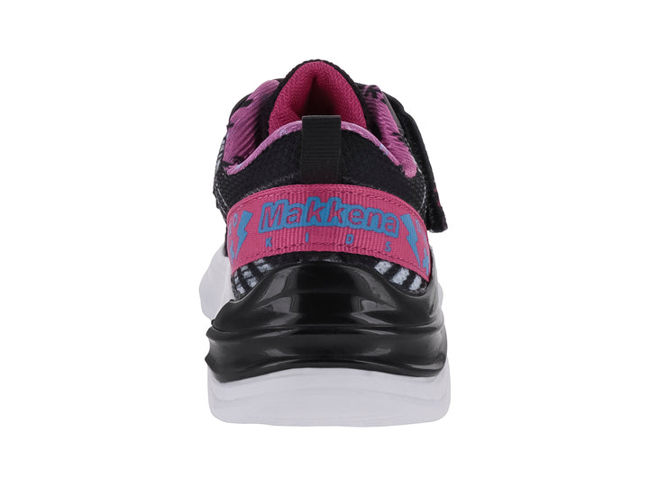 Tenis deportivos infantiles marca Makena en color negro con detalles en fucsia y suela blanca.