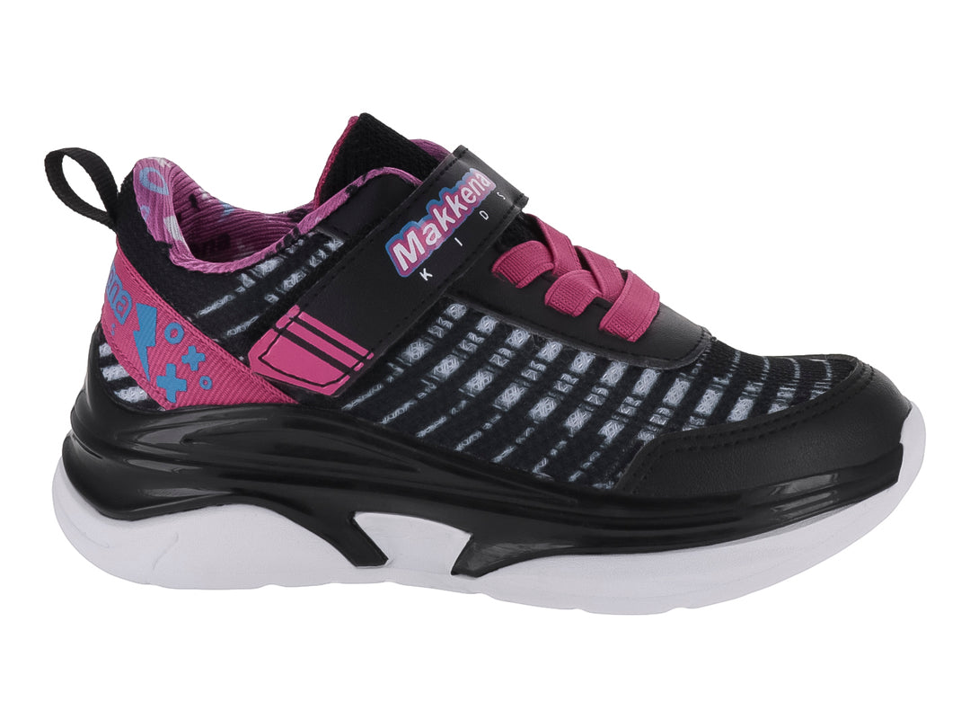 Tenis deportivos infantiles color negro con detalles en fucsia y suela blanca.
