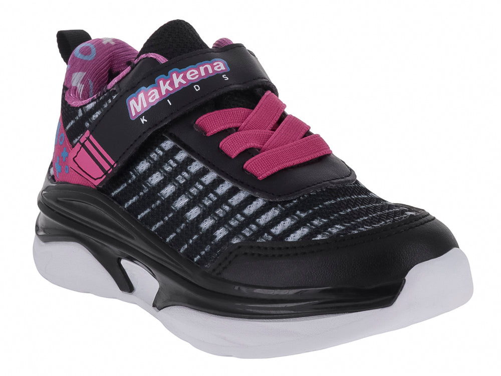 Tenis deportivos infantiles color negro con detalles en fucsia y suela blanca.