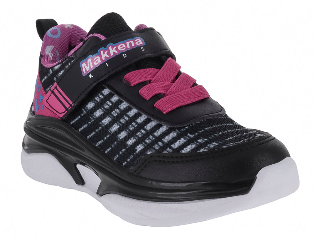 Tenis deportivos infantiles color negro con detalles en fucsia y suela blanca.