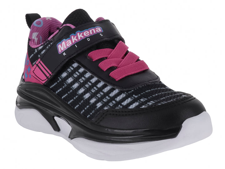Tenis deportivos infantiles color negro con detalles en fucsia y suela blanca.