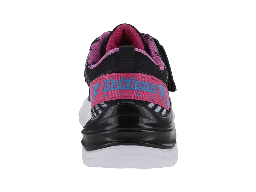 Tenis deportivos infantiles color negro con detalles en fucsia y suela blanca.