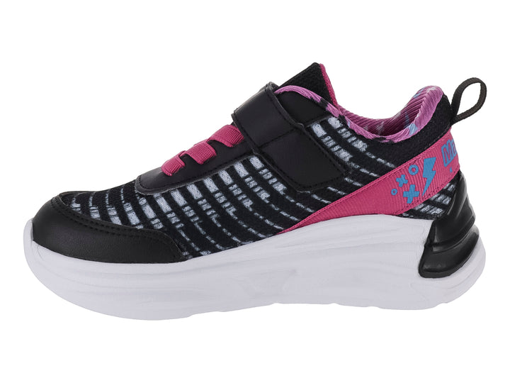 Tenis deportivos infantiles color negro con detalles en fucsia y suela blanca.