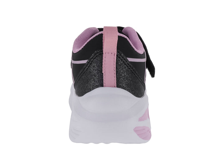 Tenis deportivos para niña color negro con detalles en rosa y suela blanca.
