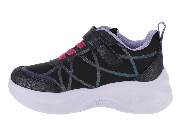 Tenis deportivos infantiles color negro con detalles en rosa y suela blanca.