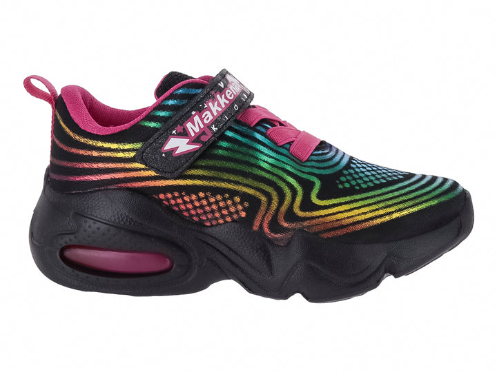 Tenis deportivos negros para niño o niña con detalles en fucsia y rayas multicolores laterales.