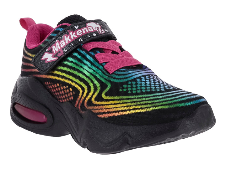 Tenis deportivos negros para niño o niña con detalles en fucsia y rayas multicolores laterales.
