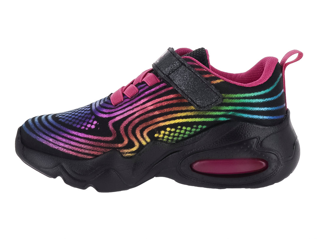 Tenis deportivos negros para niño o niña con detalles en fucsia y rayas multicolores laterales.