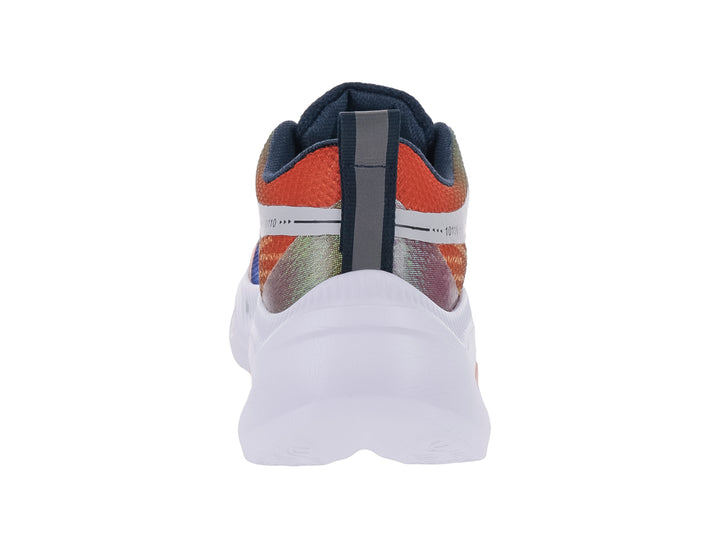 Tenis deportivos infantiles con diseño en degradado de colores y suela blanca gruesa.