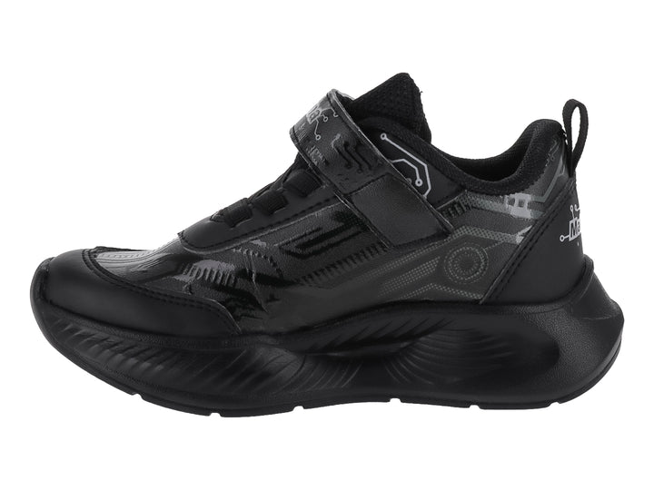Tenis deportivos infantiles de color negro con suela gruesa y correa de ajuste.