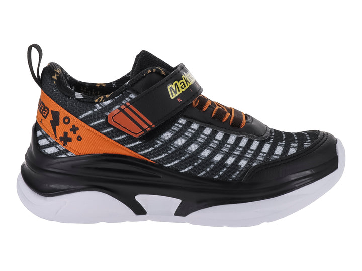 Zapatos deportivos para niño marca Makena en color negro con detalles naranjas y suela blanca.