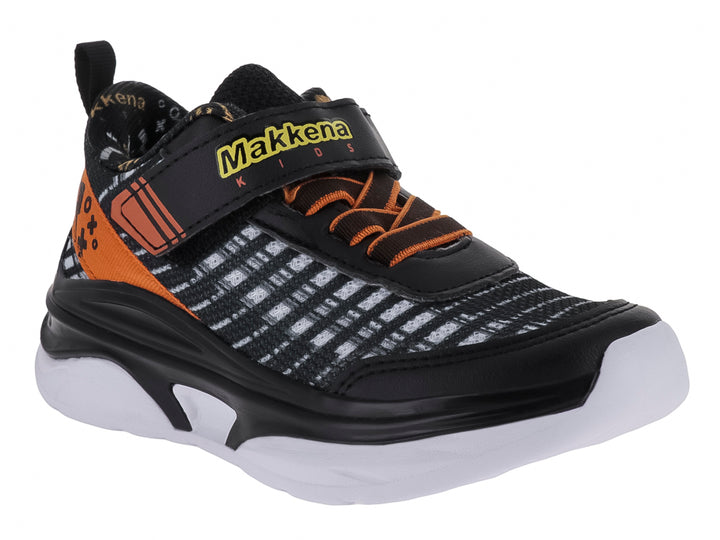 Zapatos deportivos para niño marca Makena en color negro con detalles naranjas y suela blanca.