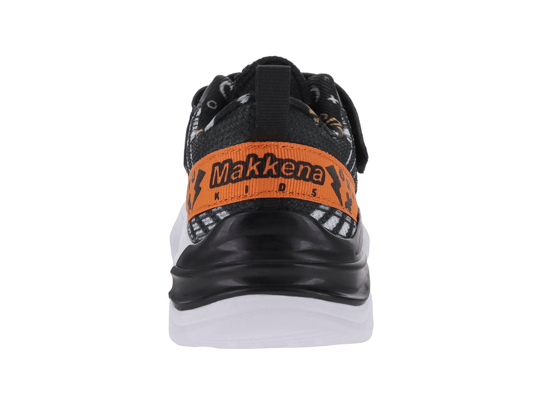 Zapatos deportivos para niño marca Makena en color negro con detalles naranjas y suela blanca.