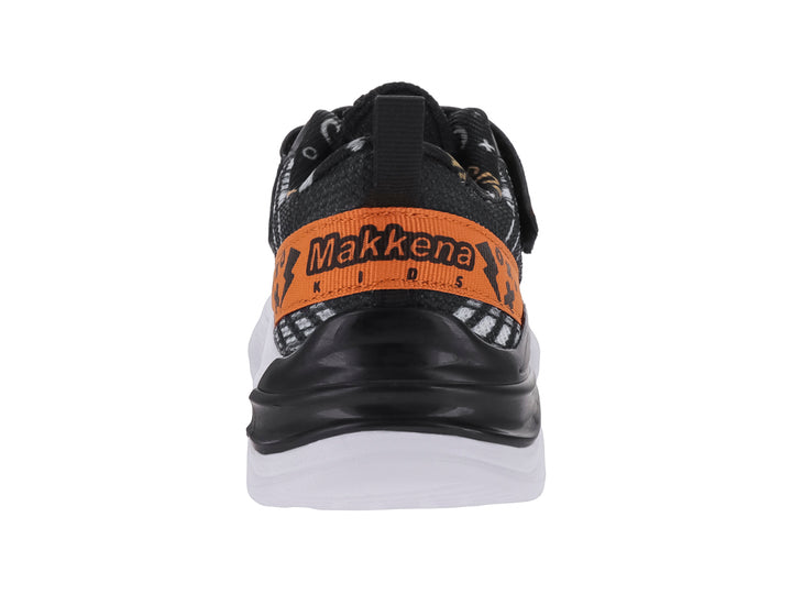 Zapatos deportivos para niño marca Makena en color negro con detalles naranjas y suela blanca.