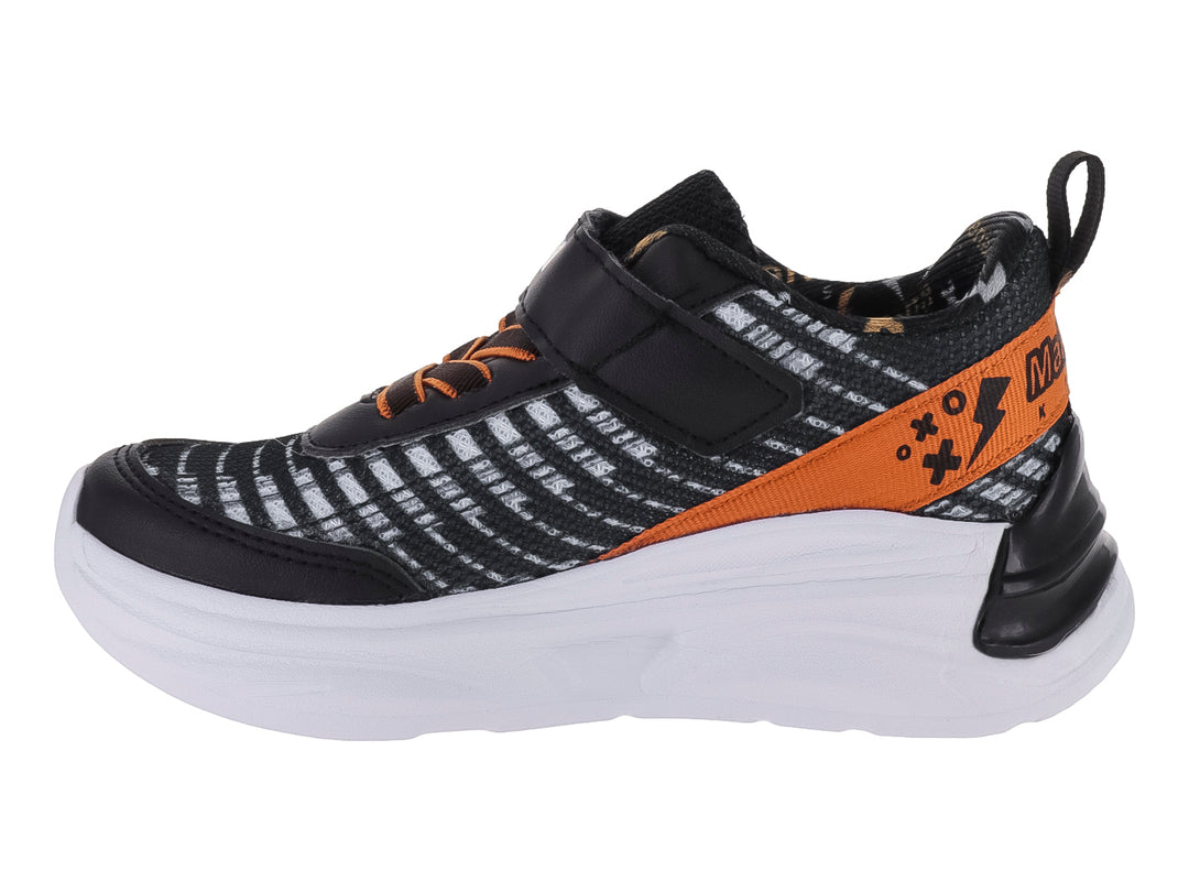 Zapatos deportivos para niño marca Makena en color negro con detalles naranjas y suela blanca.