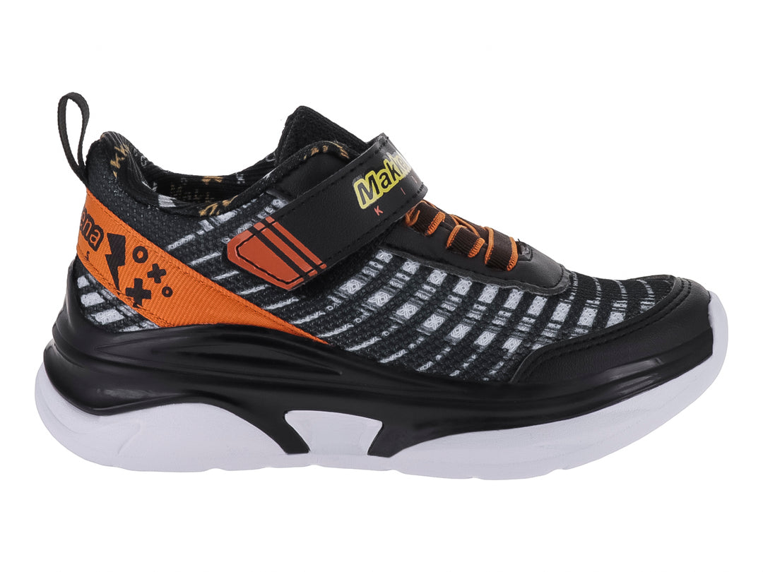 Tenis deportivos para niño marca Makena en color negro con detalles naranja y suela blanca.