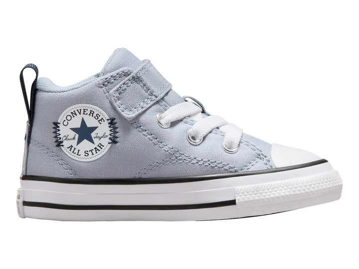 Tenis Converse infantiles color azul claro con cierre de velcro y suela blanca.