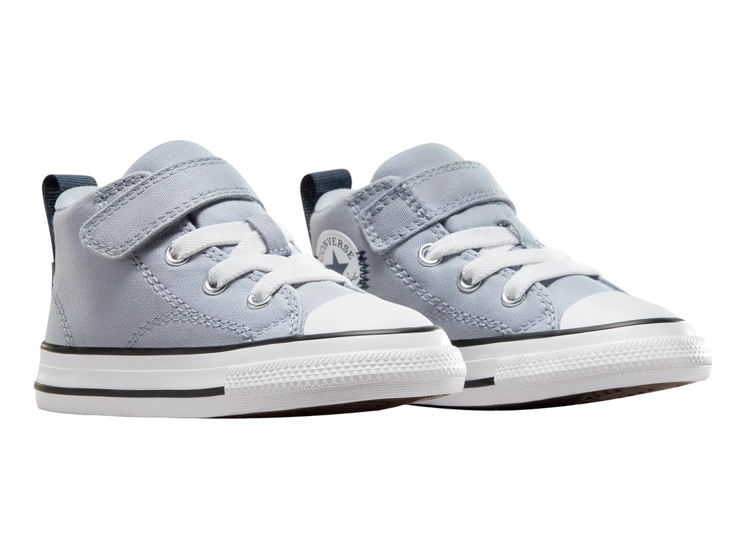Tenis Converse infantiles color azul claro con cierre de velcro y suela blanca.