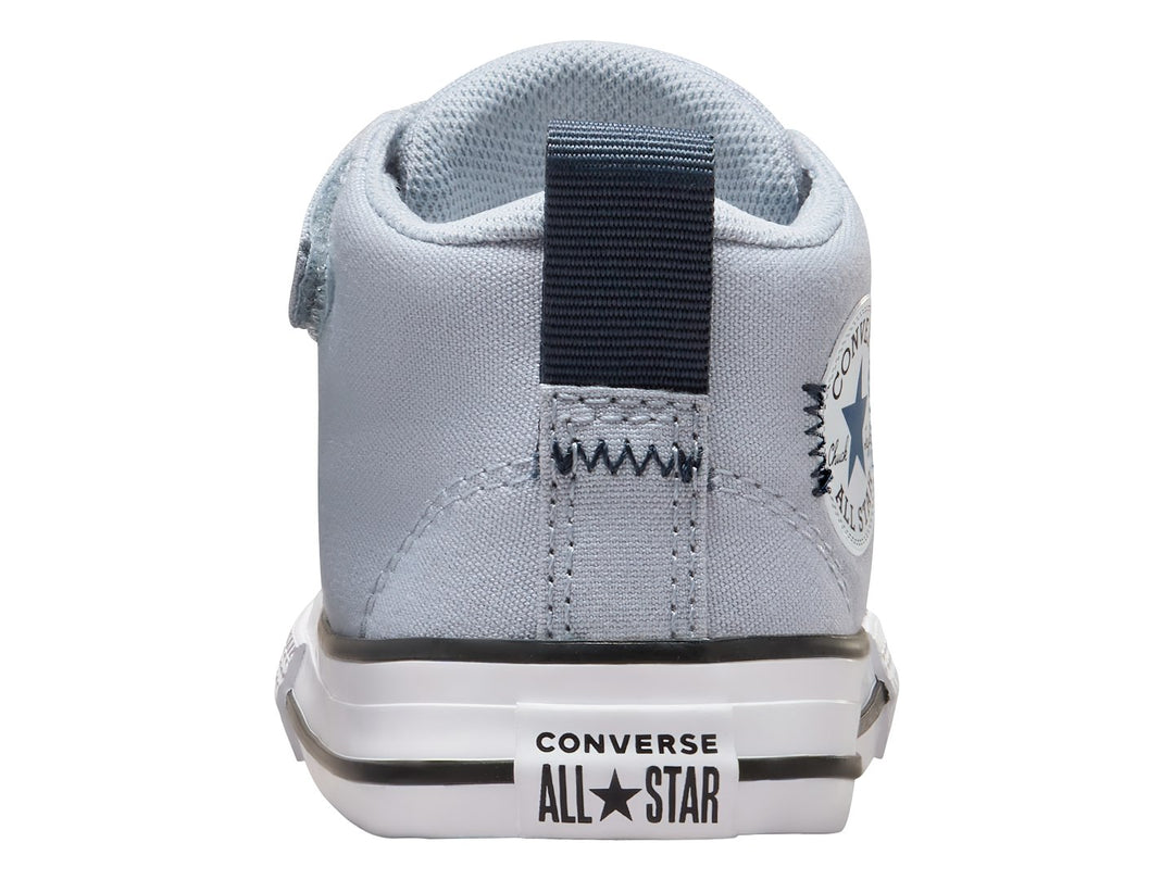 Tenis Converse infantiles color azul claro con cierre de velcro y suela blanca.